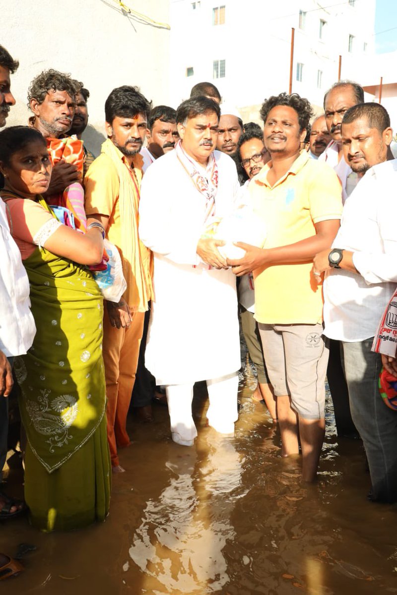 PawanKalyan's tweet photo. తిరుపతిలో అనేకమంది పేదల ఇళ్లు వరద నీళ్ళల్లోనే నానుతూ ఉన్నాయి. సాయినగర్, కేశవాయగుంట, వైకుంఠపురం ఆర్చ్, గాంధీ నగర్ ప్రాంతాల్లో ప్రజల కన్నీళ్లతో తమ బాధలు చెబుతున్నారు. https://t.co/Bms5qDtHXi
