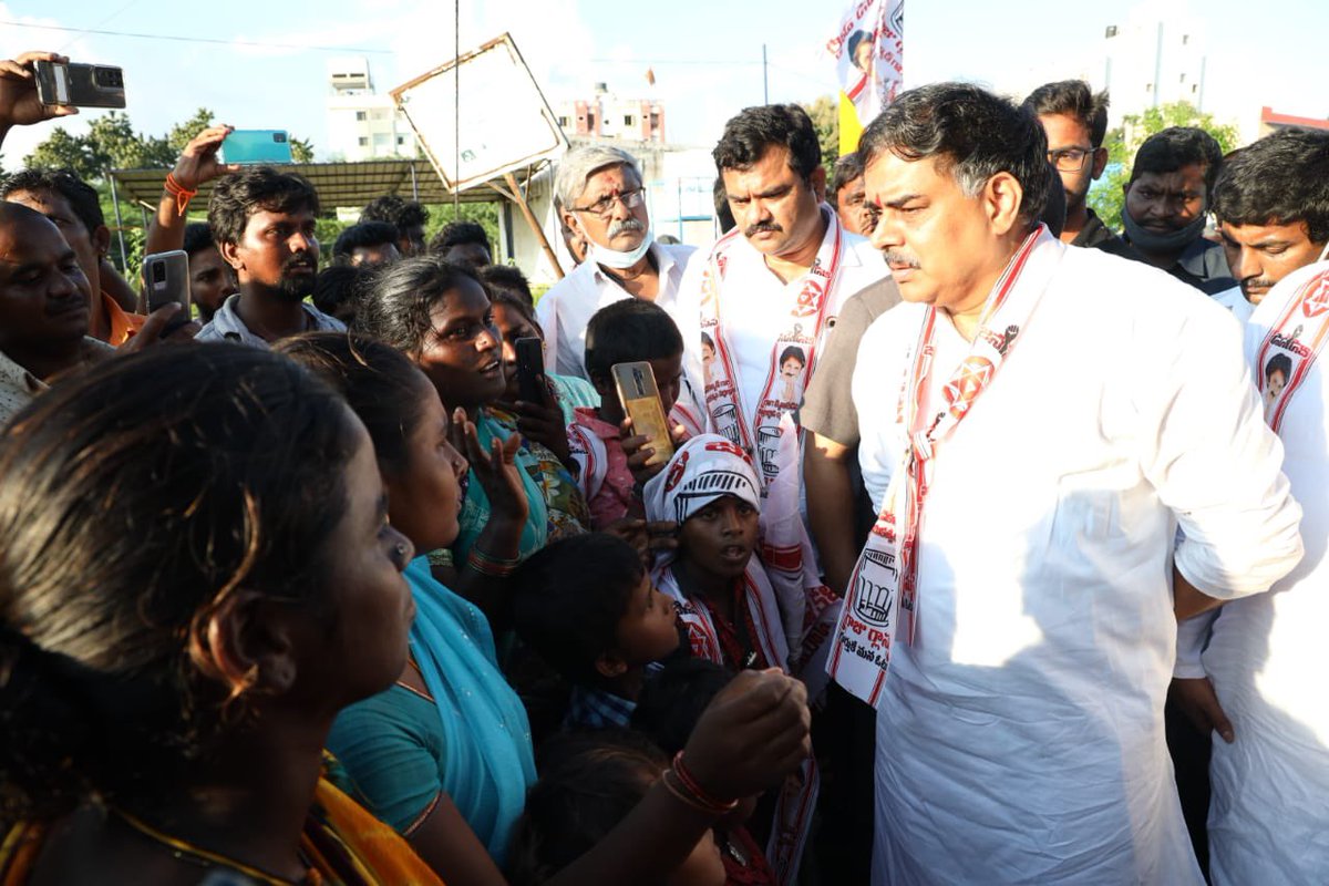 PawanKalyan's tweet photo. తిరుపతిలో అనేకమంది పేదల ఇళ్లు వరద నీళ్ళల్లోనే నానుతూ ఉన్నాయి. సాయినగర్, కేశవాయగుంట, వైకుంఠపురం ఆర్చ్, గాంధీ నగర్ ప్రాంతాల్లో ప్రజల కన్నీళ్లతో తమ బాధలు చెబుతున్నారు. https://t.co/Bms5qDtHXi