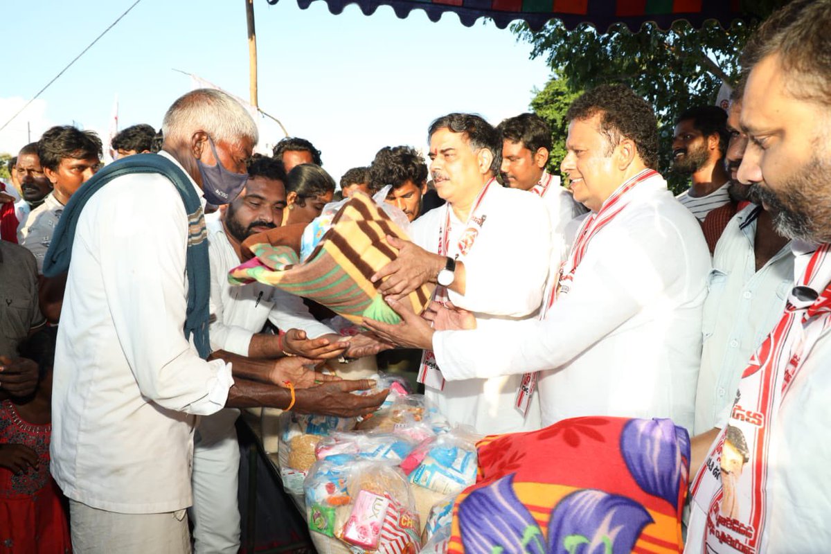 PawanKalyan's tweet photo. జనసేన పక్షాన నిత్యావసర వస్తువులు, దుప్పట్లు అందించారు. ప్రభుత్వం నుంచి న్యాయమైన పరిహారం అందేలా బాధితుల పక్షాన నిలుస్తామని భరోసా ఇచ్చారు. https://t.co/ImGV38gpWJ