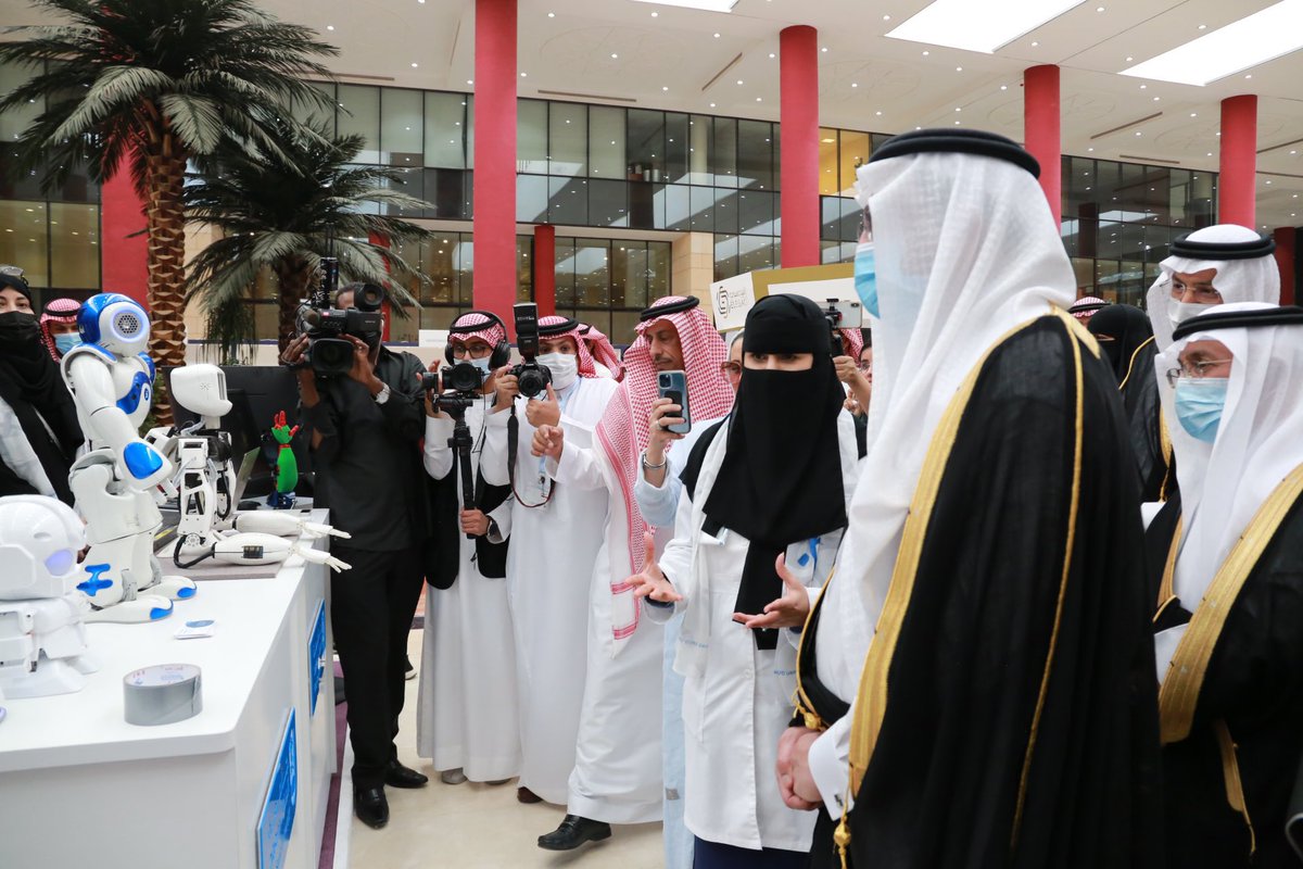 _KSU's tweet photo. معالي وزير التعليم د. حمد بن محمد آل الشيخ يزور جناح #جامعة_الملك_سعود في معرض #تمكين_المرأة_في_عهد_الملك_سلمان، بحضور سعادة وكيلة الجامعة لشؤون الطالبات د. غادة بن سيف، ويطّلع على أبرز الاختراعات والإنجازات النسائية ��الجامعة. https://t.co/vraWIkTwzC