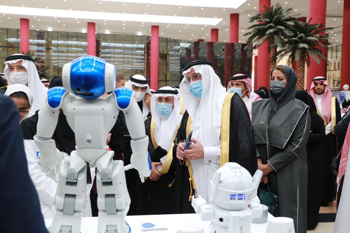 _KSU's tweet photo. معالي وزير التعليم د. حمد بن محمد آل الشيخ يزور جناح #جامعة_الملك_سعود في معرض #تمكين_المرأة_في_عهد_الملك_سلمان، بحضور سعادة وكيلة الجامعة لشؤون الطالبات د. غادة بن سيف، ويطّلع على أبرز الاختراعات والإنجازات النسائية ��الجامعة. https://t.co/vraWIkTwzC