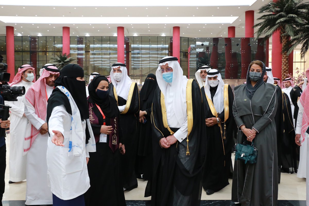 _KSU's tweet photo. معالي وزير التعليم د. حمد بن محمد آل الشيخ يزور جناح #جامعة_الملك_سعود في معرض #تمكين_المرأة_في_عهد_الملك_سلمان، بحضور سعادة وكيلة الجامعة لشؤون الطالبات د. غادة بن سيف، ويطّلع على أبرز الاختراعات والإنجازات النسائية ��الجامعة. https://t.co/vraWIkTwzC