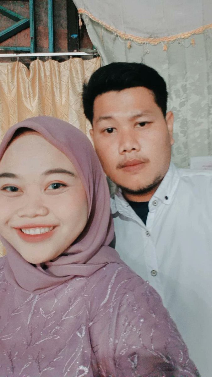 vkhrdst's tweet photo. Pas pertama ketemu dia tuh ngoceh mulu. Sampe bingung gua harus merespon kaya apa, pegel gua dengerin nyaaa. 😂 Terus pas mau pulanh karna kita bawa motor sendiri sendiri jadi bayar parkir kan tpi duit gua gocapan dia megang 2ribu. Gua tanya ada 2ribu lgi ga? Dia jawab gaaada https://t.co/yHxnMkxeqT