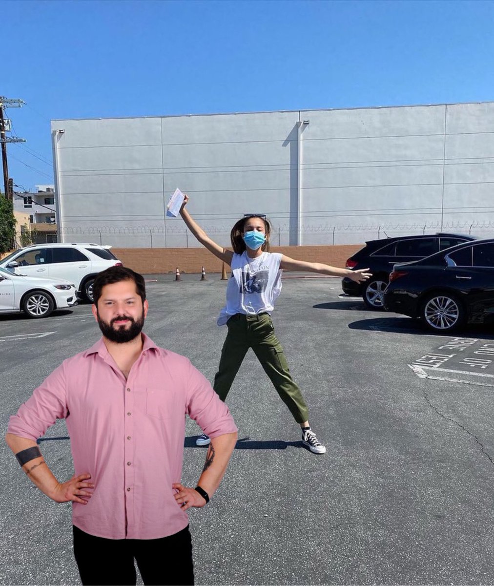 tia_marak's tweet photo. una vez boric vio a una chica de 17 años sacando su licencia de conducir en melipilla y le dijo “sé que vas a tener un gran futuro, sigue manejando y harás grandes cosas en tu vida”. esa chica era olivia rodrigo.
foto que lo comprueba: https://t.co/ijvWCKQF5u
