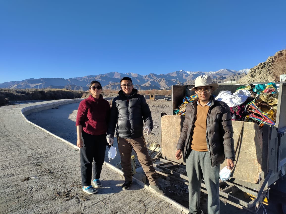 j_paljorladakh's tweet photo. #RiverIndus
Local volunteers and Project Tsangda carried out an exemplary action to clean the mess. 👏🏻
#Sindhupushkar to be held till 2 Dec and this is a wake up call to the Dist authorities and Tourism Dept for better management.
@lg_ladakh @utladakhtourism @LAHDC_LEH @stanz107 https://t.co/YroSyhKwrf