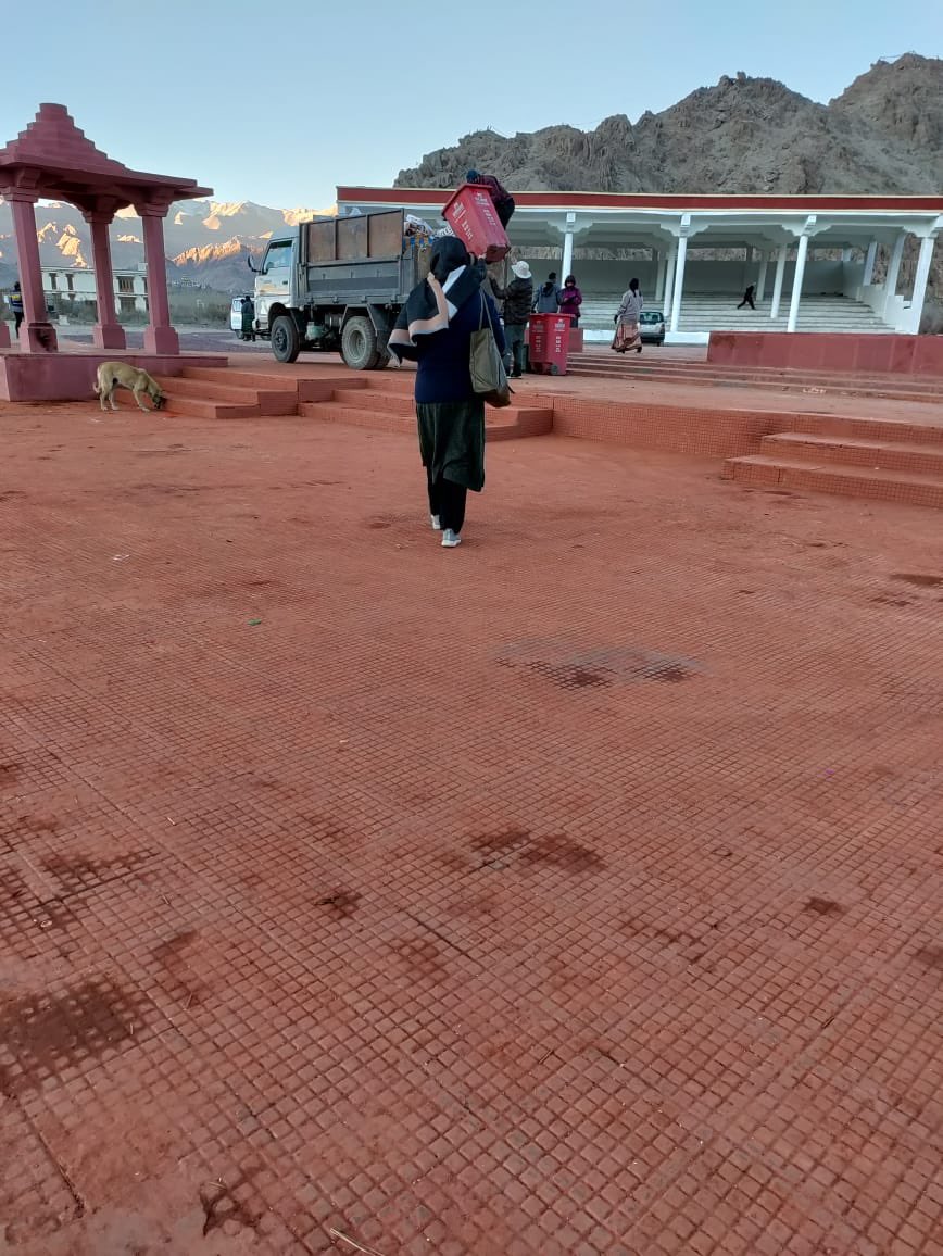 j_paljorladakh's tweet photo. #RiverIndus
Local volunteers and Project Tsangda carried out an exemplary action to clean the mess. 👏🏻
#Sindhupushkar to be held till 2 Dec and this is a wake up call to the Dist authorities and Tourism Dept for better management.
@lg_ladakh @utladakhtourism @LAHDC_LEH @stanz107 https://t.co/YroSyhKwrf