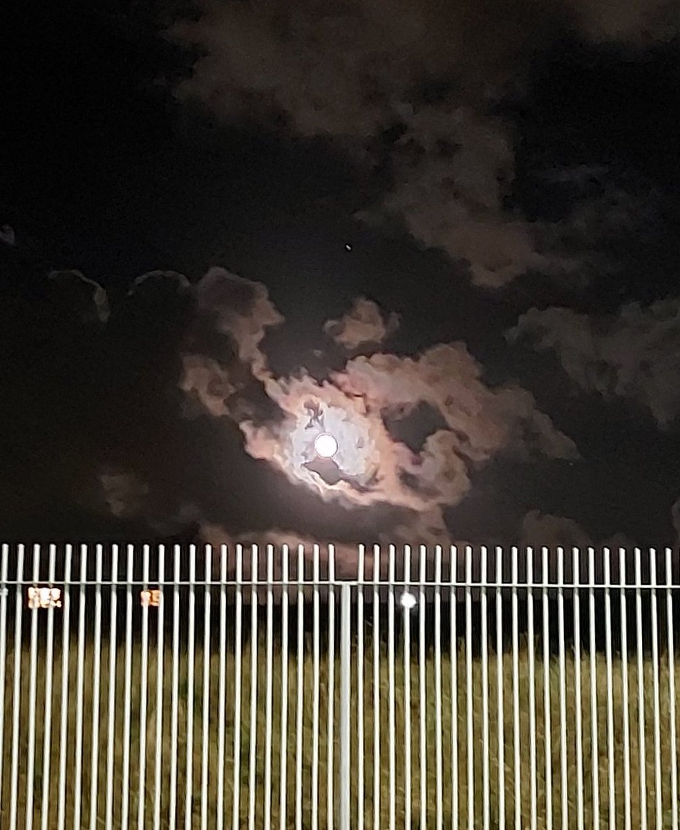 jpjmolloy's tweet photo. A few nighttime shots from Sunday walk with the dog (All taken locally) @UCD_SPC @myIADT #moon #moonclouds #nightlight #nighttimewalk #WINTER #Winterwalk #winterphotos #Dublin https://t.co/eMYrgRvJ0W