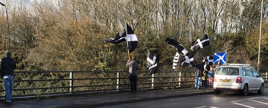 Yes_Kernow's tweet photo. 'Yes Kernow' members in action A3047 bridge over A30 at Camborne with St Pirans's Flag of Kernow & flags other Celtic Nations flying
Members covered both sides & this is west facing
FB: https://t.co/B4hgrC1bke
E: yes.kernow@gmail.com
#YesKernow #IndyCornwall #Anserghogeth https://t.co/VAxIeBjnB3