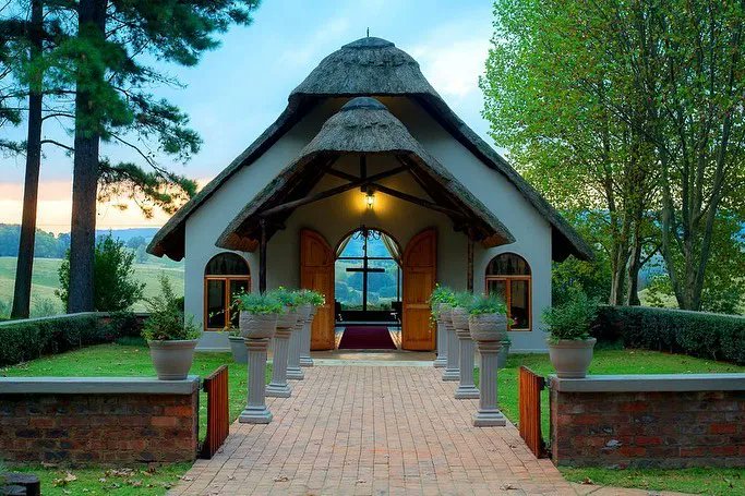 savenuescom's tweet photo. Can we talk about those views over the #NatalMidlands in #Balgowan?
The suites at this stunning thatched lodge are so inviting, and most have a private veranda and fireplace to add to their cosy appeal. Book now via the link in our bio or see https://t.co/51Zq9HTuRa https://t.co/CGa10kfBHf