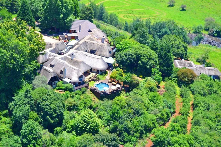savenuescom's tweet photo. Can we talk about those views over the #NatalMidlands in #Balgowan?
The suites at this stunning thatched lodge are so inviting, and most have a private veranda and fireplace to add to their cosy appeal. Book now via the link in our bio or see https://t.co/51Zq9HTuRa https://t.co/CGa10kfBHf