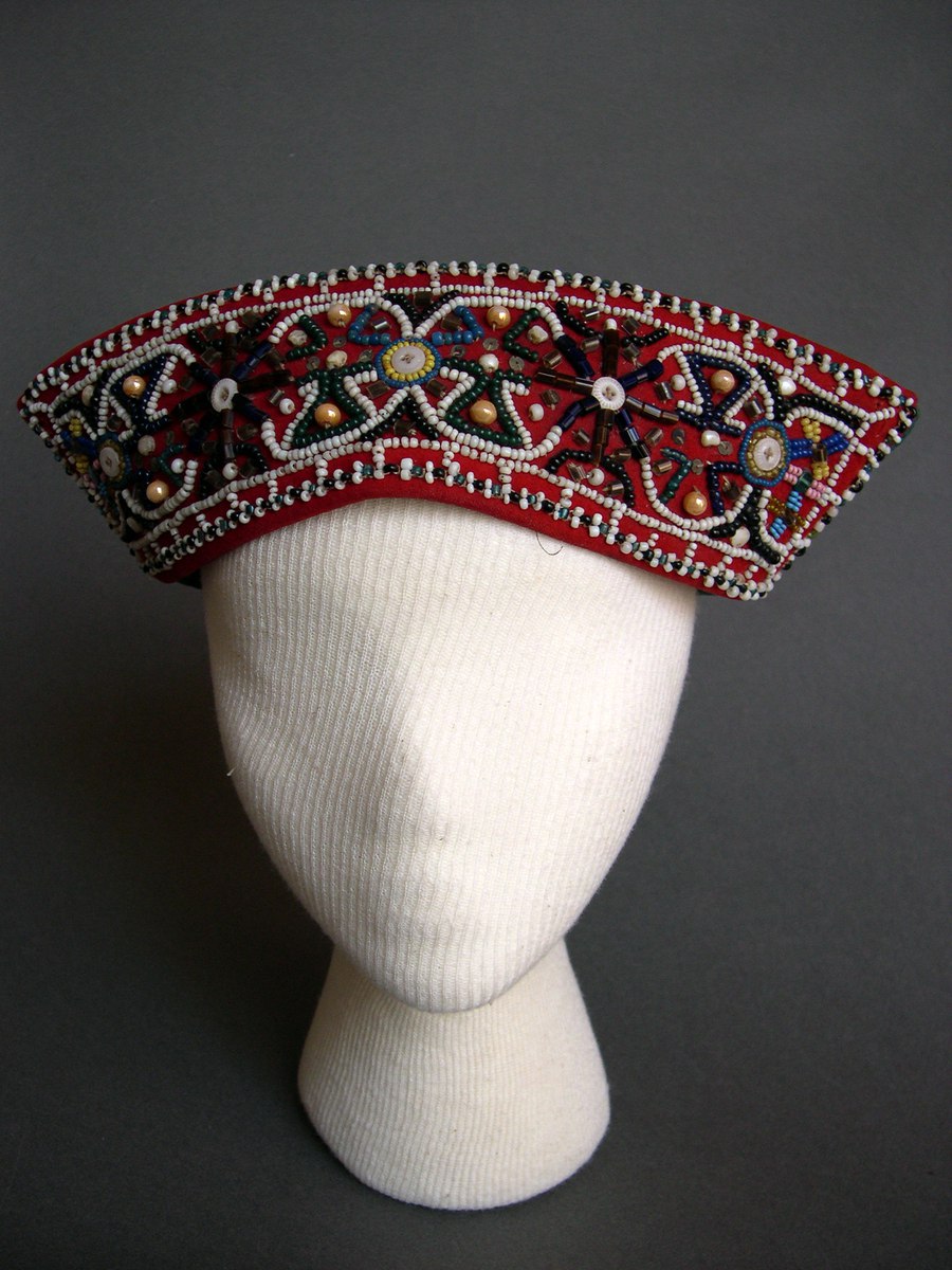 Старинный венец невесты коми-ижемки – юр ной (юр- голова, ной - сукно). Вышивать юр ной умели не все женщины. Специальные мастерицы выполняли работу на заказ. Его берегли и передавали по наследству. У коми-ижемок свадебный сарафан был розового цвета, а головной убор – красного.