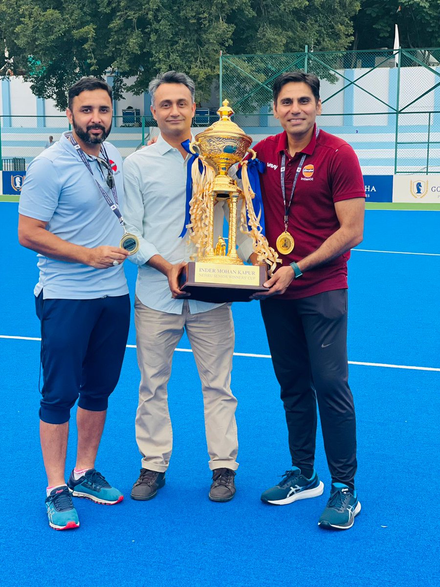 DirHR_iocl's tweet photo. Super-proud of #IndianOil Hockey Team for winning the prestigious Gooncha Jawahar Lal Nehru Hockey Tournament. The IndianOil Hockey wizards won the final 4-2 against the Indian Railways at Hyderabad today!

Bravo boys! Keep shining! 
Chak De!

#ProudToBeAnIOCian https://t.co/PwTnSCbltP