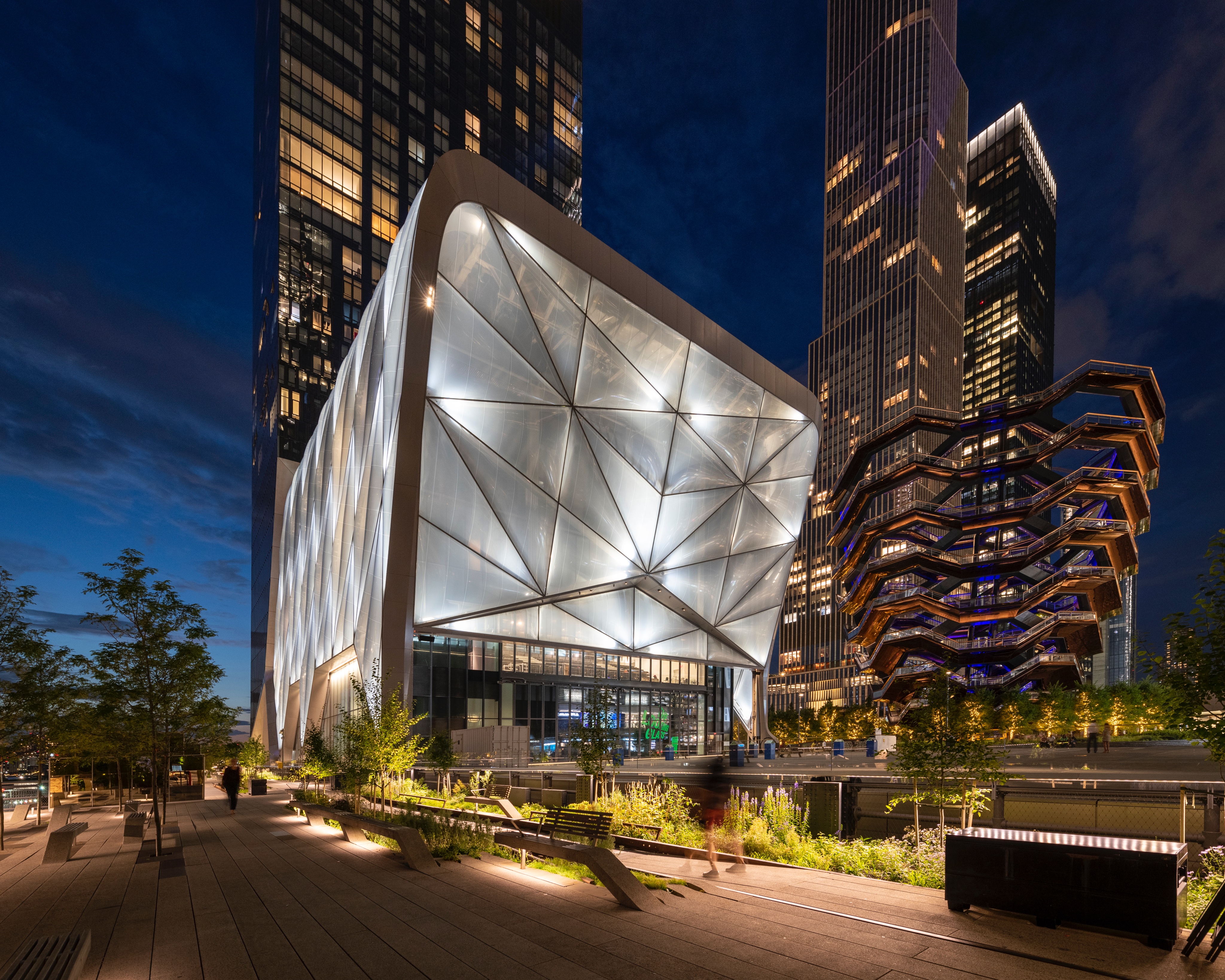 stor Lilla bytte rundt ERCO on Twitter: "The shape-shifting @TheShedNY: ERCO lights New York's  coolest cutting-edge cultural space with ERCO Grasshopper outdoor  projectors. #facadelighting https://t.co/w8HEQl0i26  https://t.co/dATAntktcS" / Twitter