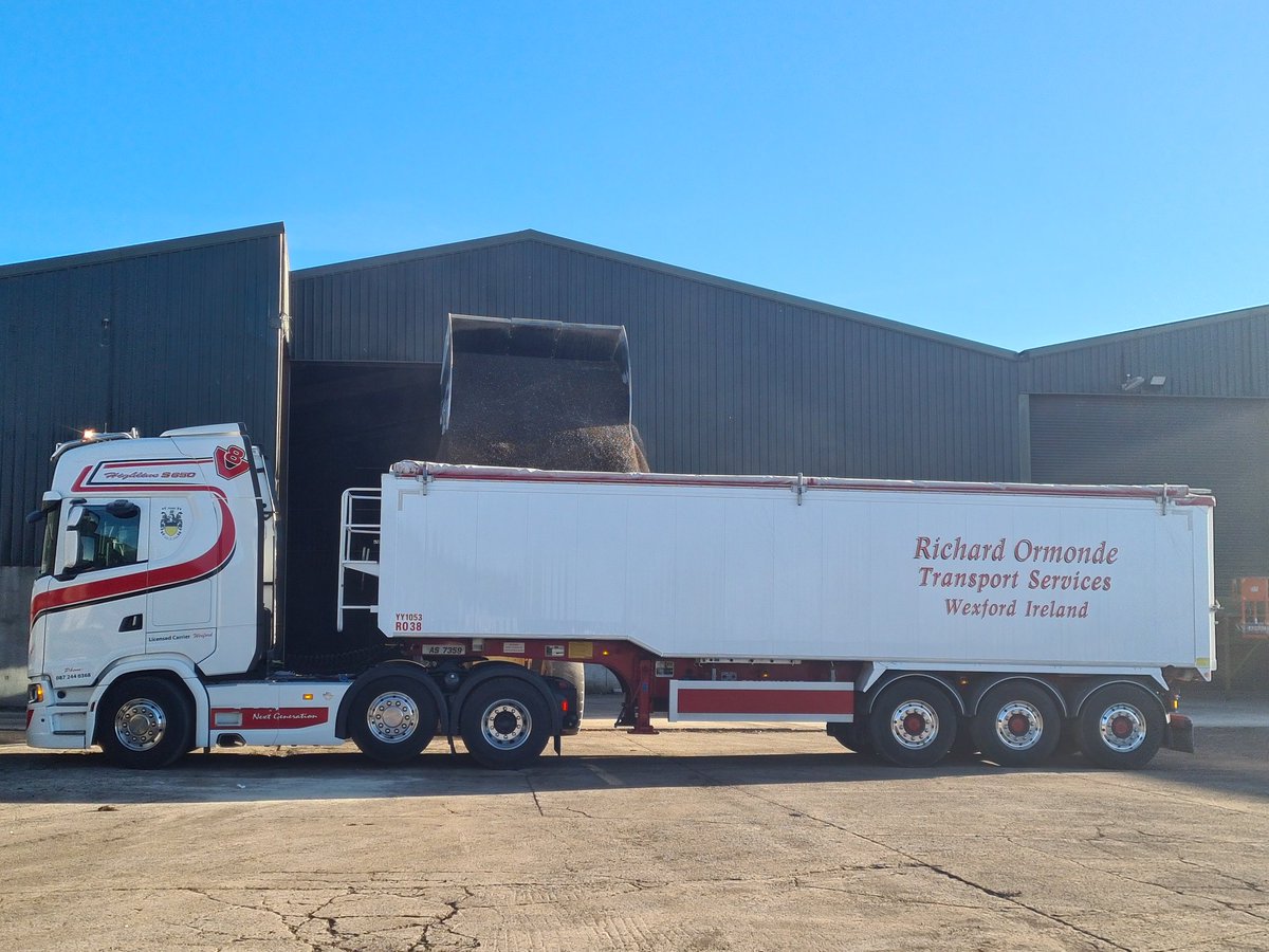 JamesHegarty4's tweet photo. Oilseed rape moving out today #blackgold https://t.co/YGI9QGBReP