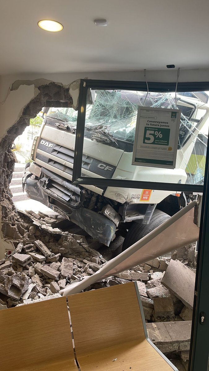 PoliciaLocalSC's tweet image. Accidente por posible pérdida del sistema de frenado de un camión que se empotra en fachada de una entidad bancaria junto centro comercial Concorde. De momento, únicamente se producen daños materiales que deben ser valorados. En el lugar recurso sanitario #SUC y @PoliciaLocalSC