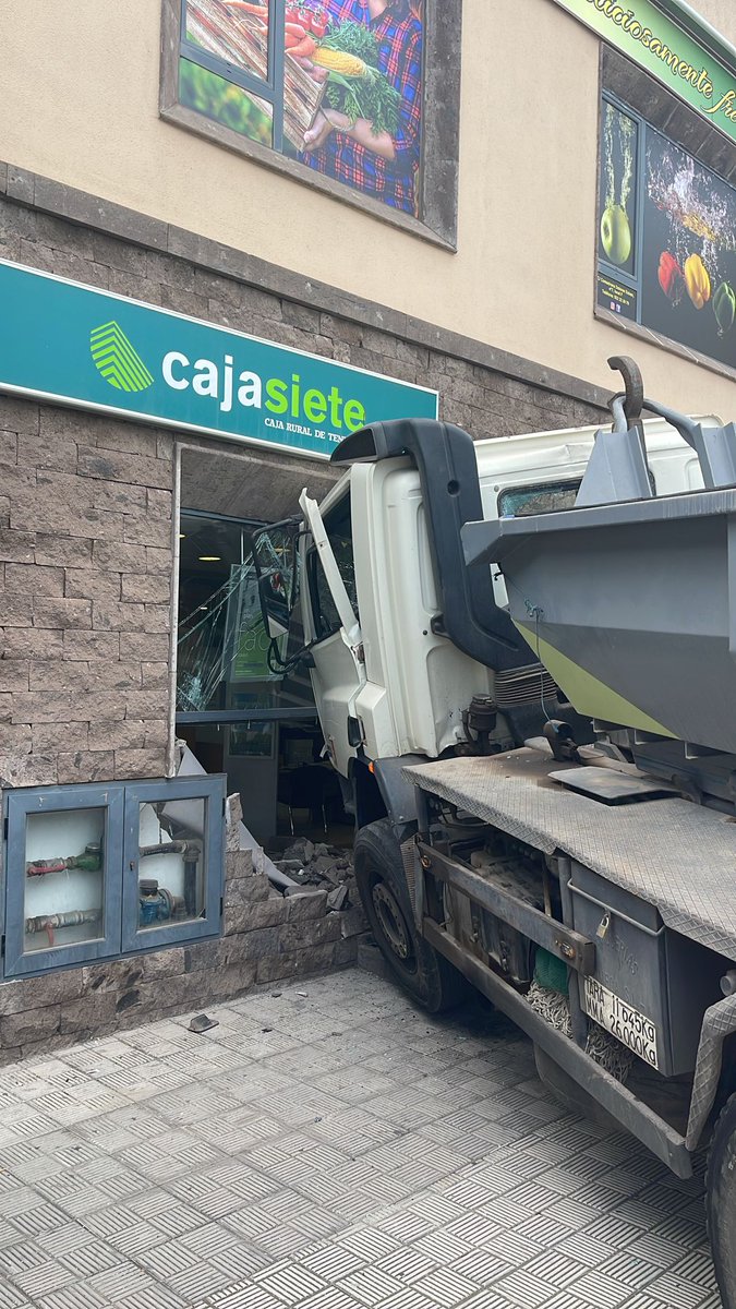 PoliciaLocalSC's tweet image. Accidente por posible pérdida del sistema de frenado de un camión que se empotra en fachada de una entidad bancaria junto centro comercial Concorde. De momento, únicamente se producen daños materiales que deben ser valorados. En el lugar recurso sanitario #SUC y @PoliciaLocalSC