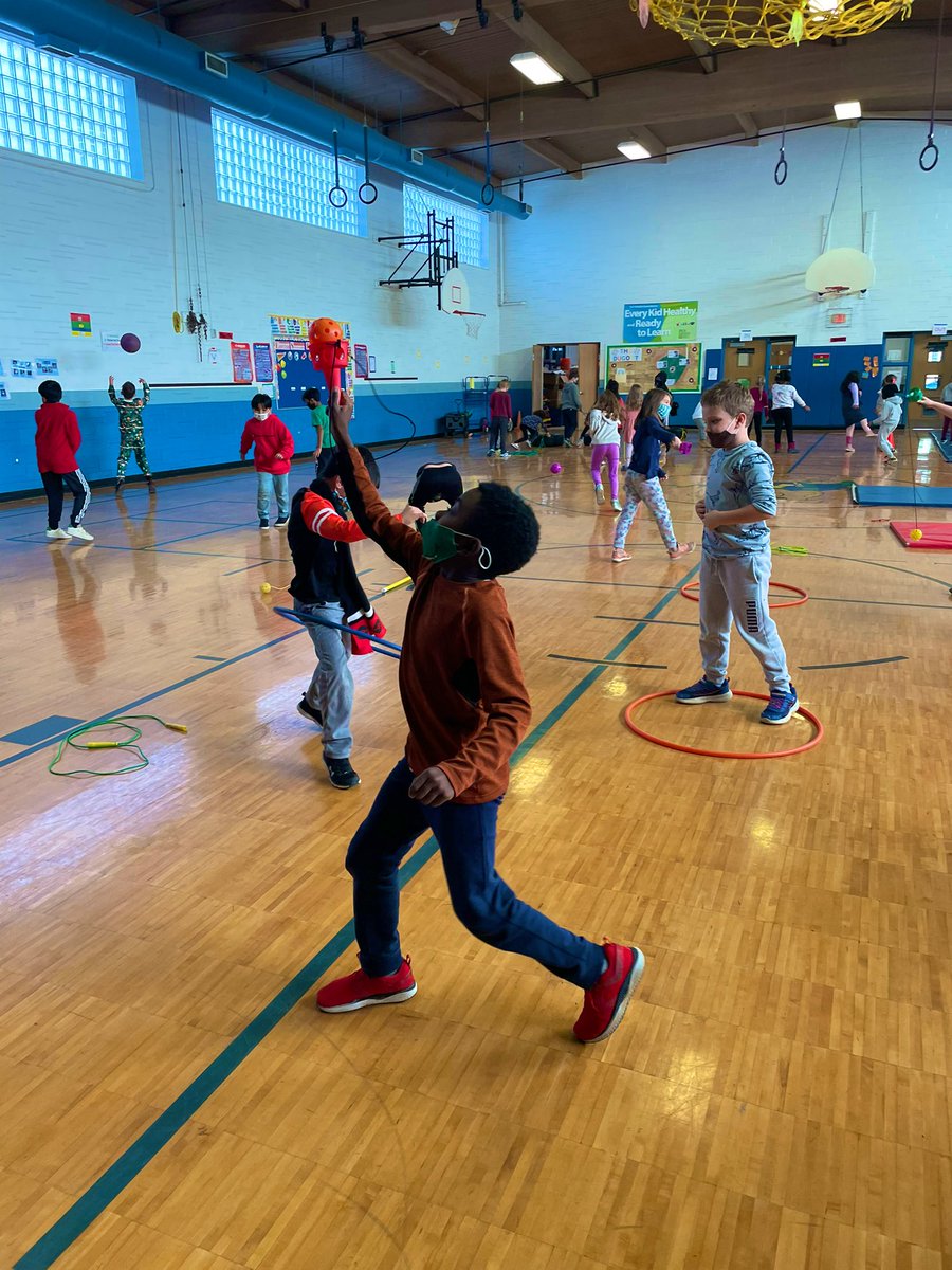 DMcWherterPE's tweet photo. We are having a great time in our stations. Students get full autonomy as they choose which activity they want to participate in. Shout out to @pe4everykid students loved the bosu battle! #StudentChoice #GaGaBall #BosuBattle #TirePull #bball #HulaHoops #FUN #PhysEd @Skokie735 https://t.co/dIcvuRma5d