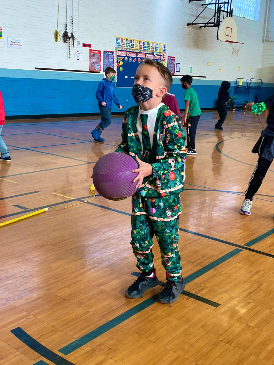 DMcWherterPE's tweet photo. We are having a great time in our stations. Students get full autonomy as they choose which activity they want to participate in. Shout out to @pe4everykid students loved the bosu battle! #StudentChoice #GaGaBall #BosuBattle #TirePull #bball #HulaHoops #FUN #PhysEd @Skokie735 https://t.co/dIcvuRma5d