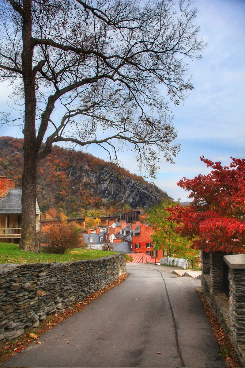 Vis_Symphonies's tweet photo. #harpersferry
#marylandphotographer #WestVirginia #historicplaces #fallcolors #fallfoliage #mountains #countryside #colorfultrees https://t.co/mNv4d0hRRx