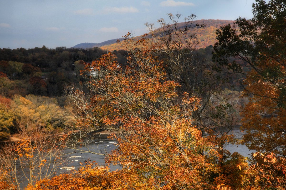 Vis_Symphonies's tweet photo. #harpersferry
#marylandphotographer #WestVirginia #historicplaces #fallcolors #fallfoliage #mountains #countryside #colorfultrees https://t.co/mNv4d0hRRx