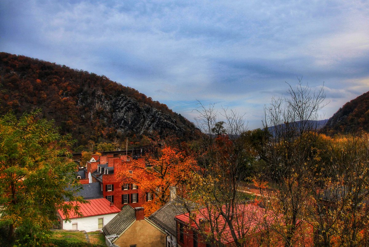 Vis_Symphonies's tweet photo. #harpersferry
#marylandphotographer #WestVirginia #historicplaces #fallcolors #fallfoliage #mountains #countryside #colorfultrees https://t.co/mNv4d0hRRx