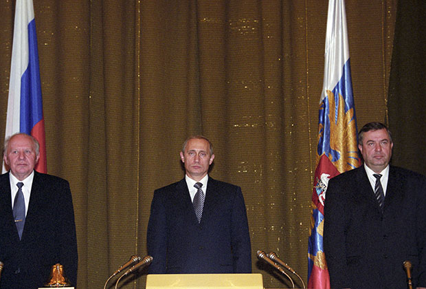 HistoryFoto's tweet photo. Послание Владимира Путина Федеральному собранию, Мраморный зал Кремля, 2000 год. Слева — Егор Строев, справа — Геннадий Селезнев. https://t.co/1I4D6GQk8b