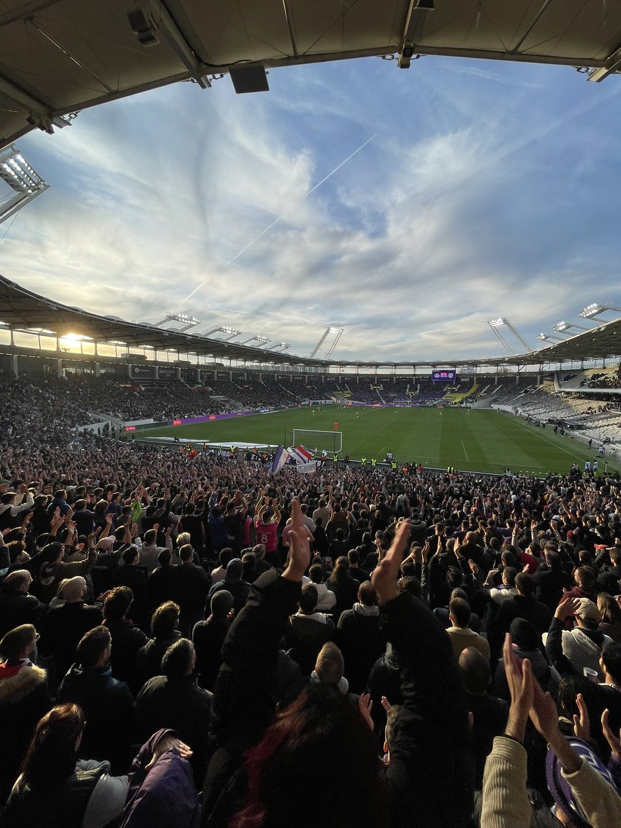 Luca_gll31's tweet photo. Un virage rempli comme ça quel bonheur @ToulouseFC #healeyonfire https://t.co/RRmWmpZZwM