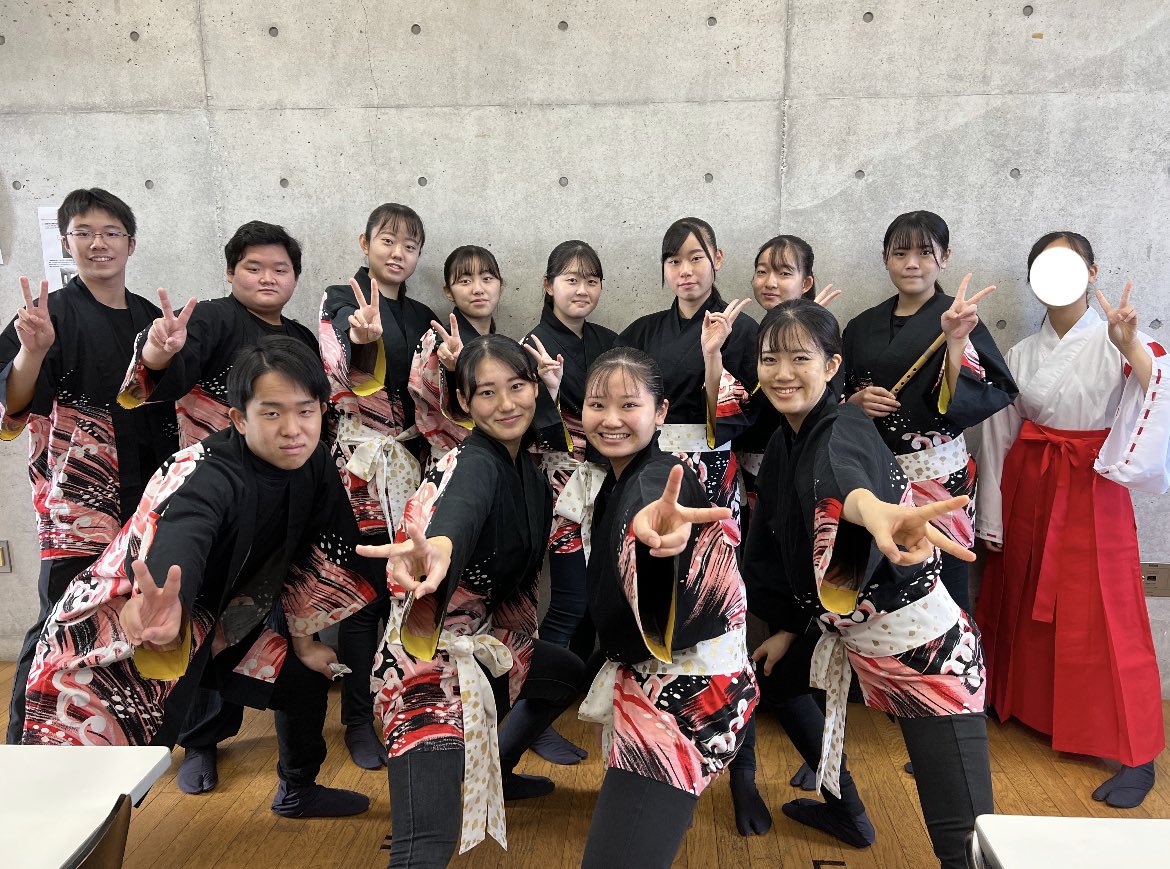 Sayawadaiko's tweet photo. 今日の大会で3年生は引退しました。
先輩方4人のおかげで、毎回の練習が楽しく頑張ろうって気持ちがいっぱいでした。最後まで楽しく出来て良かったです‼️‼️
約2年本当にありがとうございました。
お世話になりました。
次は私達の代。切り替えて頑張りましょう🔥
 #佐屋高校和太鼓部  #和太鼓部 https://t.co/sFDAJqMHnQ
