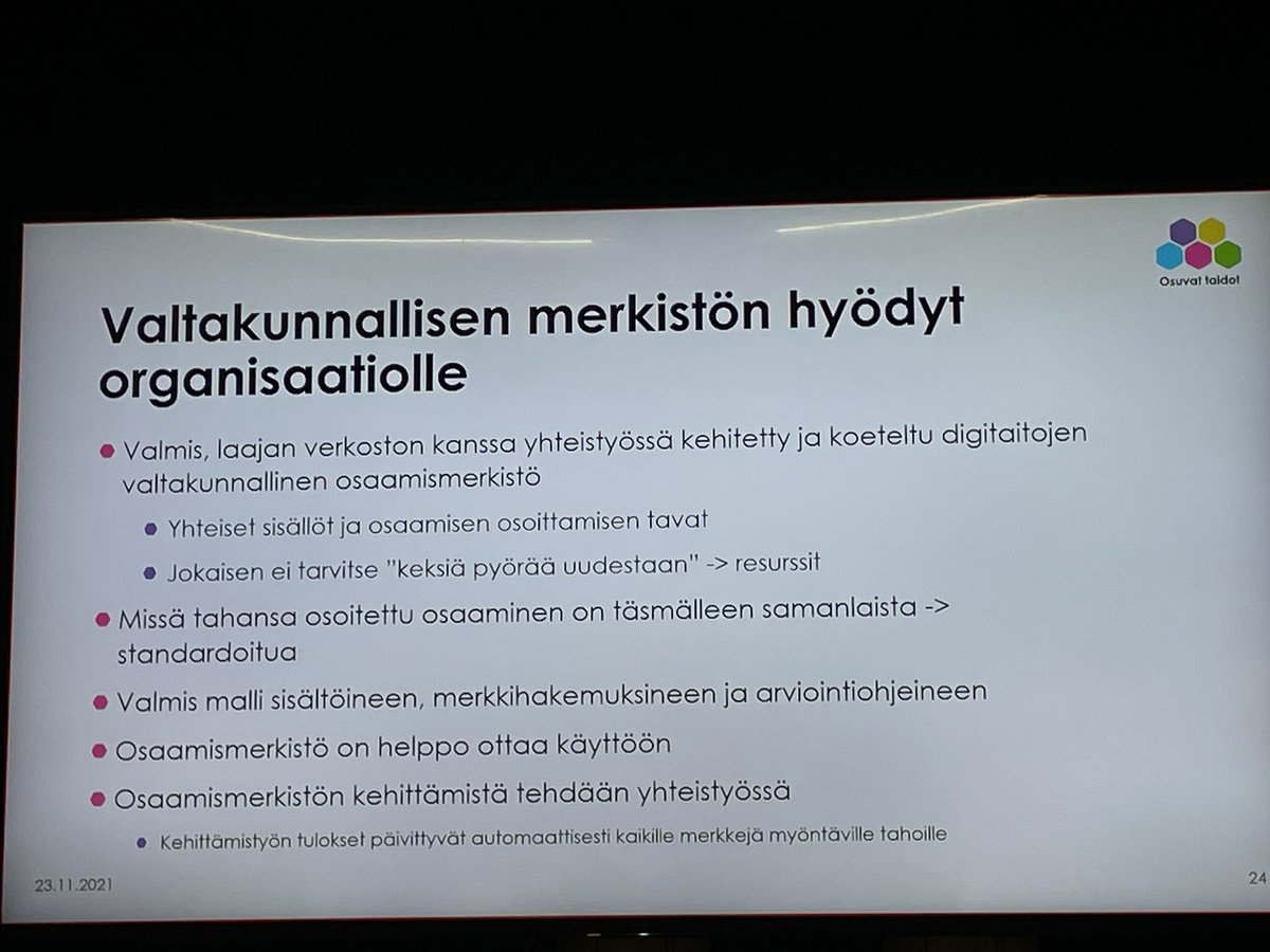 Valtakunnallisen osaamismerkistön hyödyistä kertomassa @MerjaSjoblom TIEKEstä <a href="/OsuvatTaidot/">OsuvatTaidot - digitaitojen osaamismerkistö</a> -seminaarissa. #OsuvatTaidot <a href="/tiekery/">TIEKE</a>