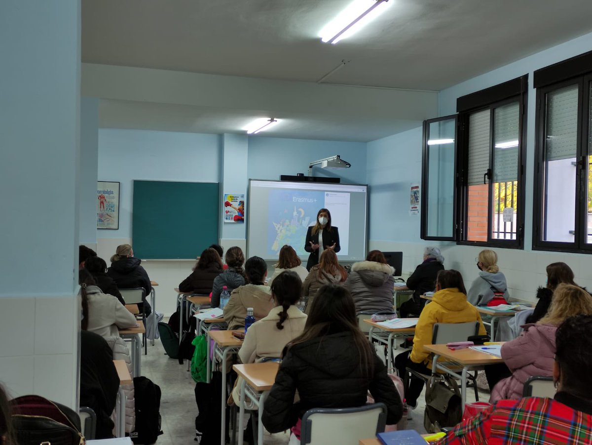 IESCarolina's tweet photo. 🇪🇺Charla informativa “Programa Erasmus+ Aljuve IV”. @BelenGomato nos informa acerca de cómo solicitar una movilidad Erasmus con el programa #erasmusaljuve.
#Erasmusaljuve
#Erasmu
#abriendomentes
#enriqueciendovidas
@AlcaldiaAlm
@ErasmusALJUVE @ErasmusPlusSEPIE https://t.co/b4CWppSv2k