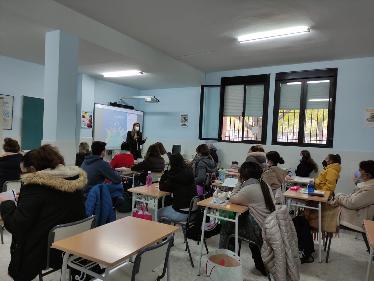 IESCarolina's tweet photo. 🇪🇺Charla informativa “Programa Erasmus+ Aljuve IV”. @BelenGomato nos informa acerca de cómo solicitar una movilidad Erasmus con el programa #erasmusaljuve.
#Erasmusaljuve
#Erasmu
#abriendomentes
#enriqueciendovidas
@AlcaldiaAlm
@ErasmusALJUVE @ErasmusPlusSEPIE https://t.co/b4CWppSv2k