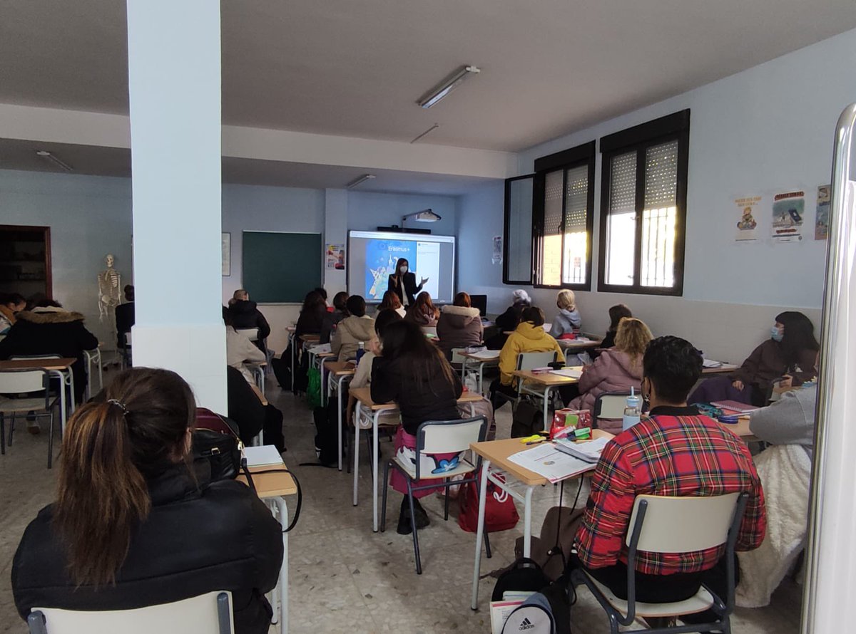 IESCarolina's tweet photo. 🇪🇺Charla informativa “Programa Erasmus+ Aljuve IV”. @BelenGomato nos informa acerca de cómo solicitar una movilidad Erasmus con el programa #erasmusaljuve.
#Erasmusaljuve
#Erasmu
#abriendomentes
#enriqueciendovidas
@AlcaldiaAlm
@ErasmusALJUVE @ErasmusPlusSEPIE https://t.co/b4CWppSv2k