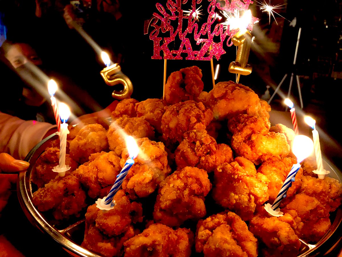 thekazrock's tweet photo. 1年ぶりのB DAYは楽しかった。
ギターのタッチの表現力は明らかに1年前より良くなったと思う。
コレは清春さんの現場のおかげ。
そして観に来てくれた人達が募ってバースデーケーキでは無くバースデー唐揚げをサプライズで用意してくれて感動。
沢山のプレゼントもおりがと♬ https://t.co/JBqLT2MHyi