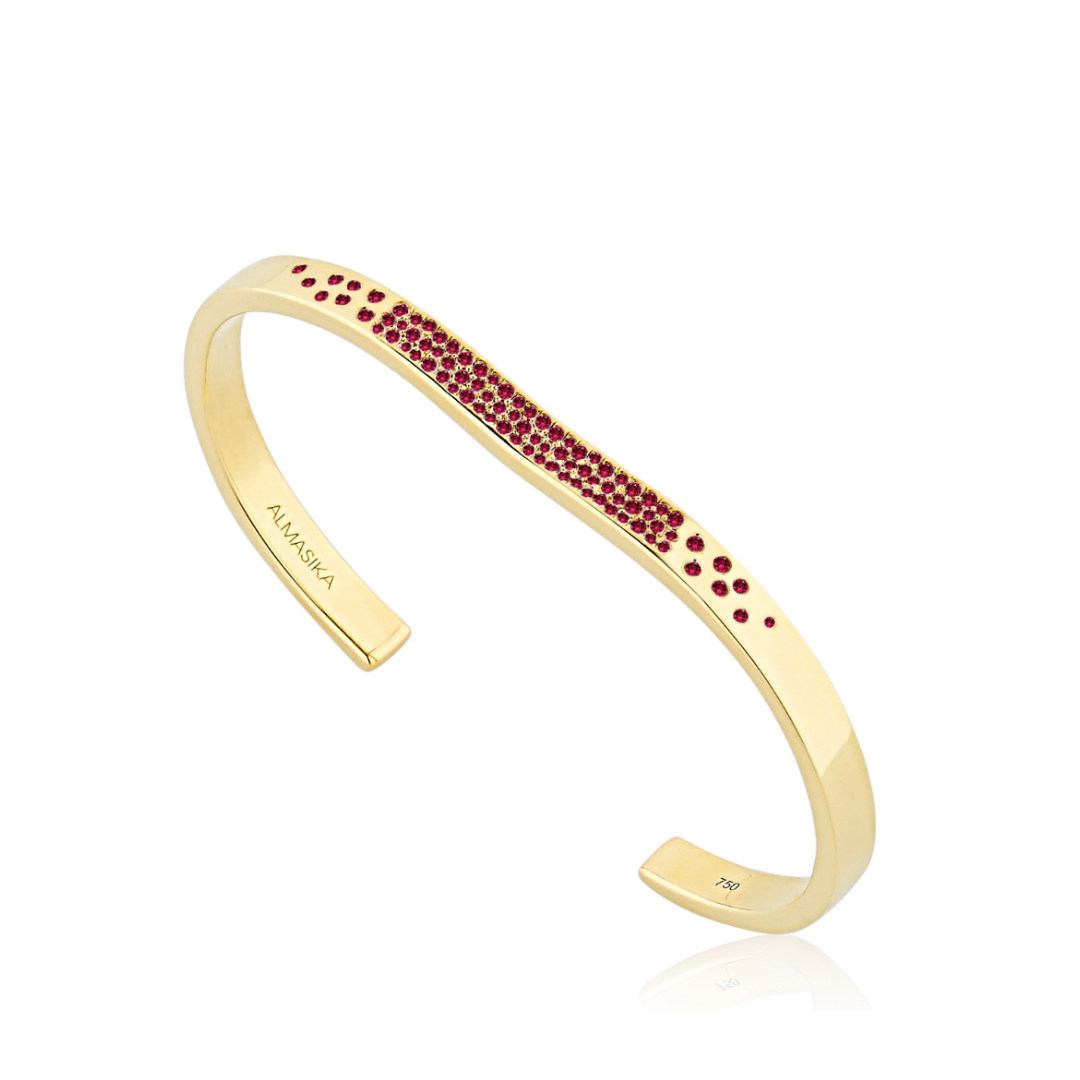 AlmasikaJewelry's tweet photo. Our Berceau' cuff takes its name from the French word for cradle ✨The nesting forms is scattered with rubies as richly hued as they are lustrous.
#berceau #almasika #ruby #birthstone #finejewelry #goldcuff #18kgold #gemstone https://t.co/T8Roa3MFyl