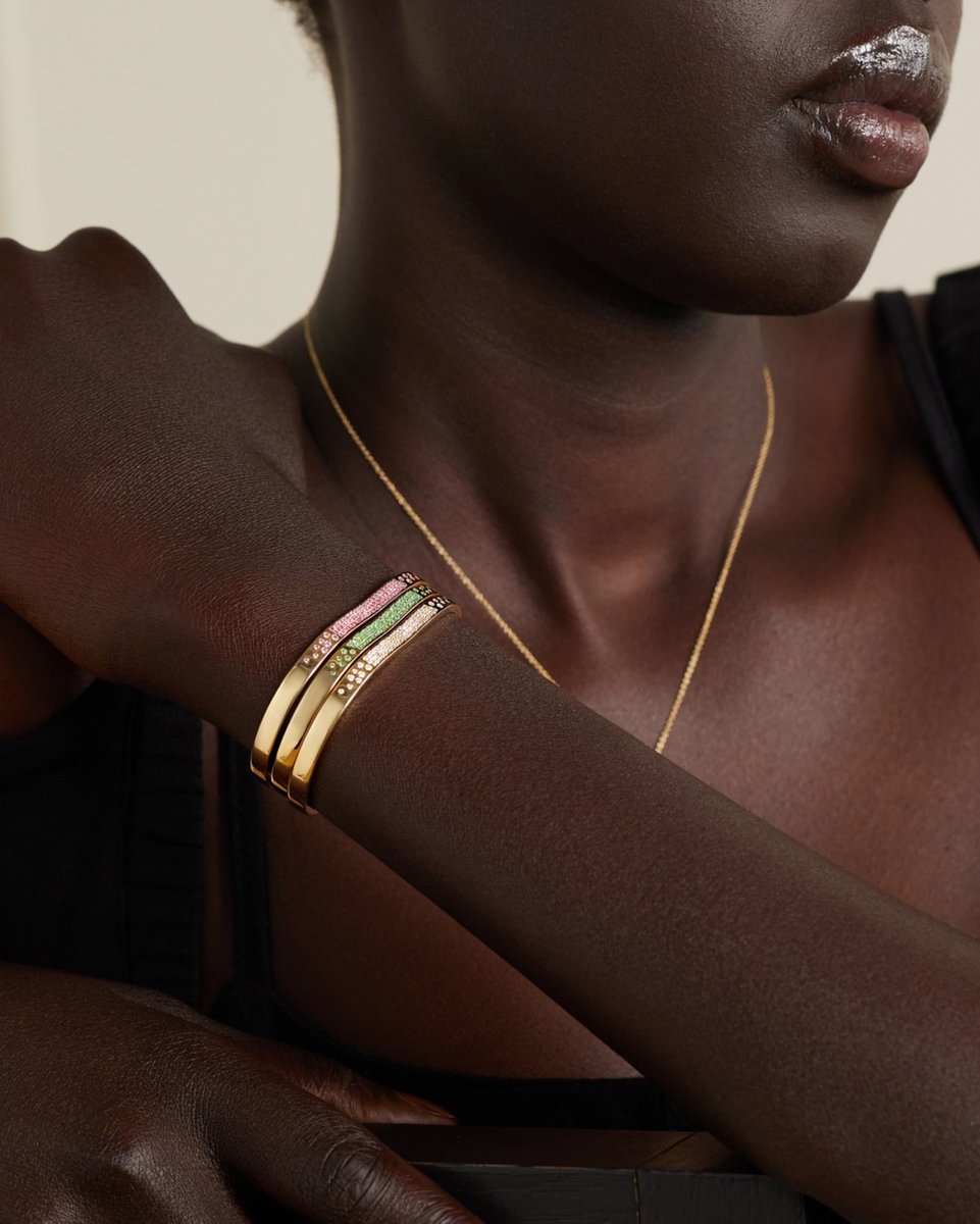 AlmasikaJewelry's tweet photo. Our Berceau Cuffs are set with scores of sparkling pavé diamonds and colored gemstones for the perfect holiday stack✨
Available worldwide on @netaporter
#almasika #berceau #finejewelry #diamondbracelet #gemstones #rubies #emerald #18kgold #goldcuff https://t.co/FEwZnidMA1