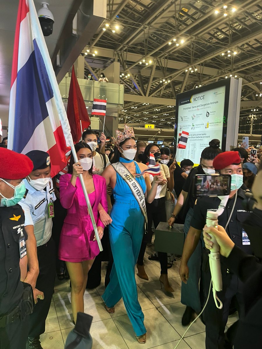 ChokkohC's tweet photo. ติ่งนางงามโดยสมบูรณ์ อะแมนด้ากับแอนชิลีตัวจริงโคตรสวยยยยยย #MissUniverseThailand2021 #แอนชิลี https://t.co/tzY9LT98ZW