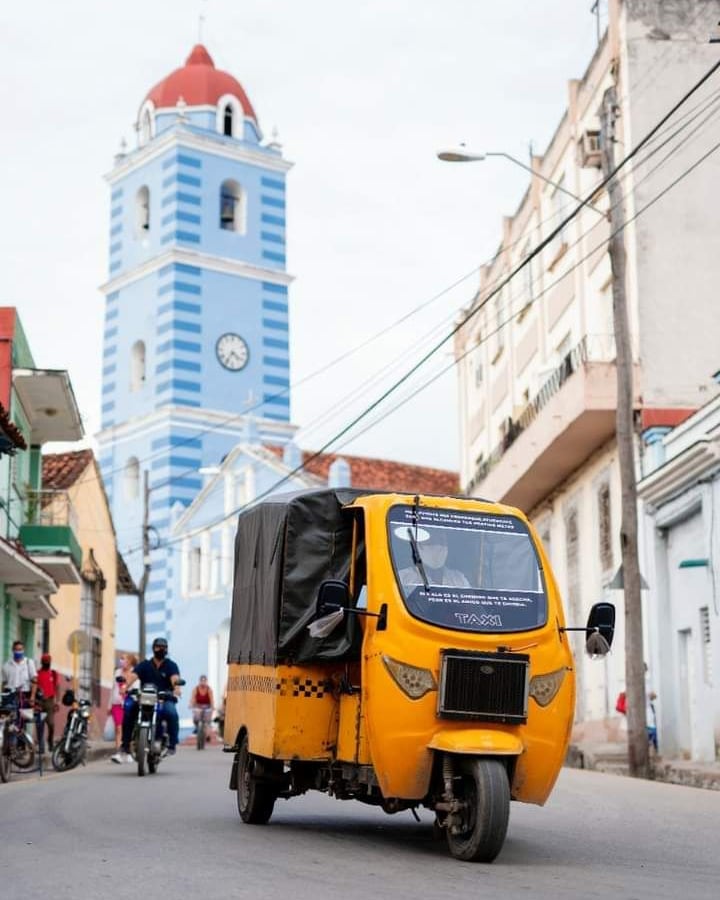 Los triciclos de Taxis-Cuba vuelven a pintar las calles de Sancti Spíritus de sus característicos colores Negro y amarillos.... Con la reanudación de la transportación en la central provincia, estos medios brindan una posibilidad para facilitar y mejorar el transporte urbano.
