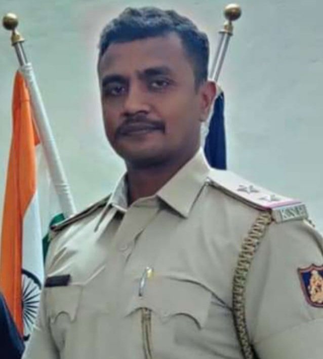 Md_Zaid_Bijapur's tweet photo. Asking Justice Is it Crime???
How can you Arrest &amp; Torture Political Leaders???
We demand immediate Suspension of PSI Manjunath otherwise we will take Legal Course of Action &amp; huge public outrage.@Raichurpolice @spraichur1 @DgpKarnataka
#SUSPENDMANJUNATH_PSI
#Suspend_PSIManjunath https://t.co/RNsL49k2is