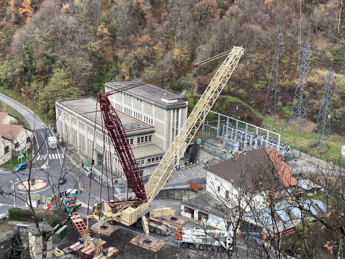 Ce matin, opération spectaculaire à Ugine (73) pour remplacer un transformateur dans un poste électrique. Objectif ➡️ sécuriser l’alimentation électrique du Beaufortain ⚡️ 
plus d’infos👇
#tuesdaymotivations #Réseau #Savoie #Alpes