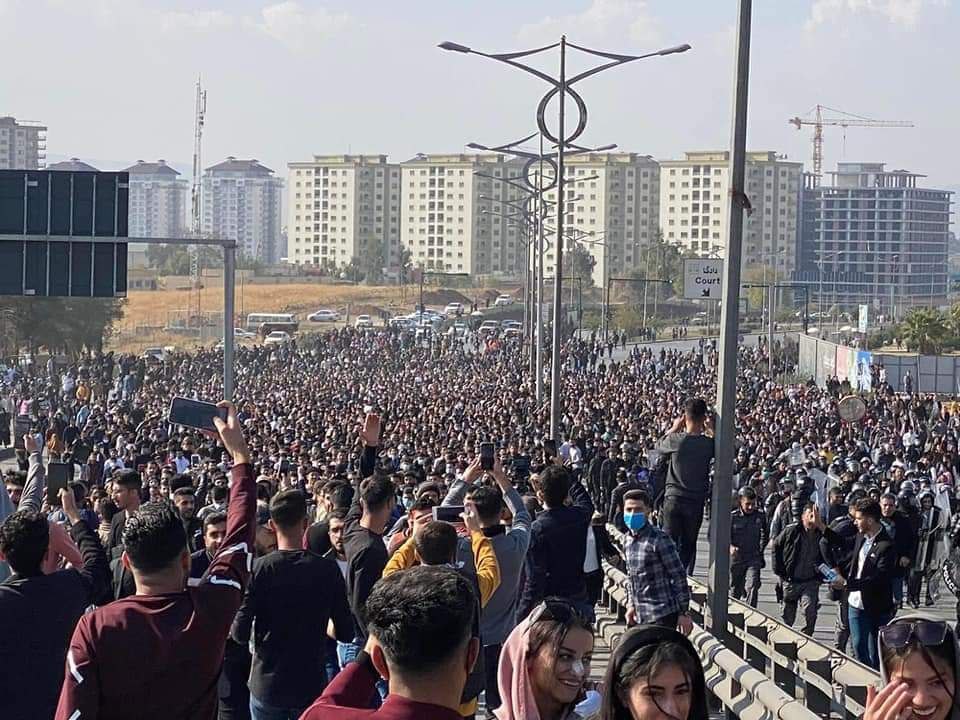 🔴السليمانية قبل قليل

حشود من الطلبة والمتظاهرين ينتفضون ضد السلطة الحاكمة فواجهتهم بالقمع لليوم الثاني على التوالي

مع مطالب الشعب المحتج 🇮🇶

#السليمانيه_تقمع
#KurdistanProtests
