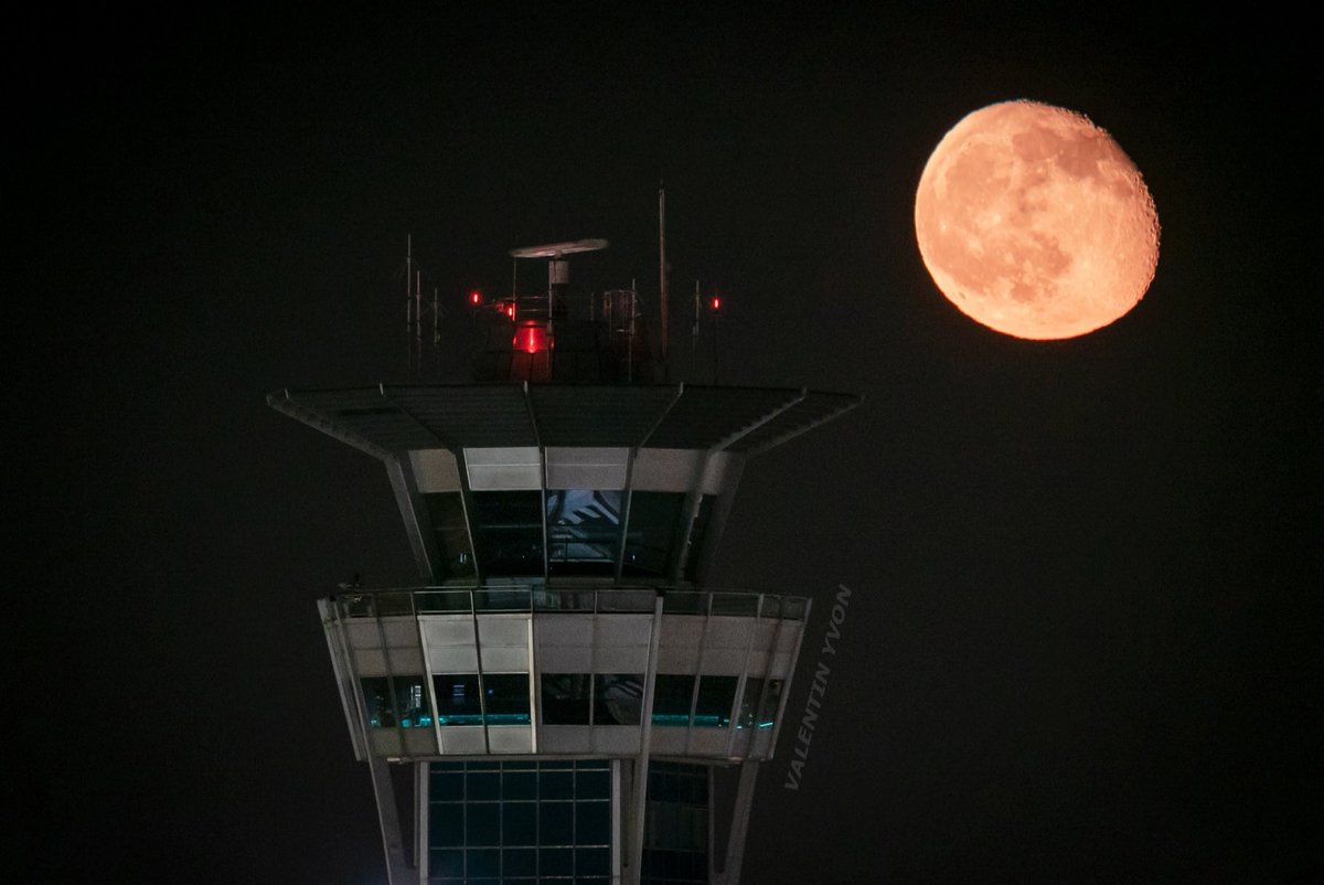 ValYV88's tweet photo. « The usual, please »

Par ce temps bien maussade, on ne va quand même pas bouder un joli lever de #Lune sur #paris #orly #aéroport 

#moon #leverdelune #moonrise #ORY @ParisAeroport @DGAC https://t.co/cdf0H6ZUit