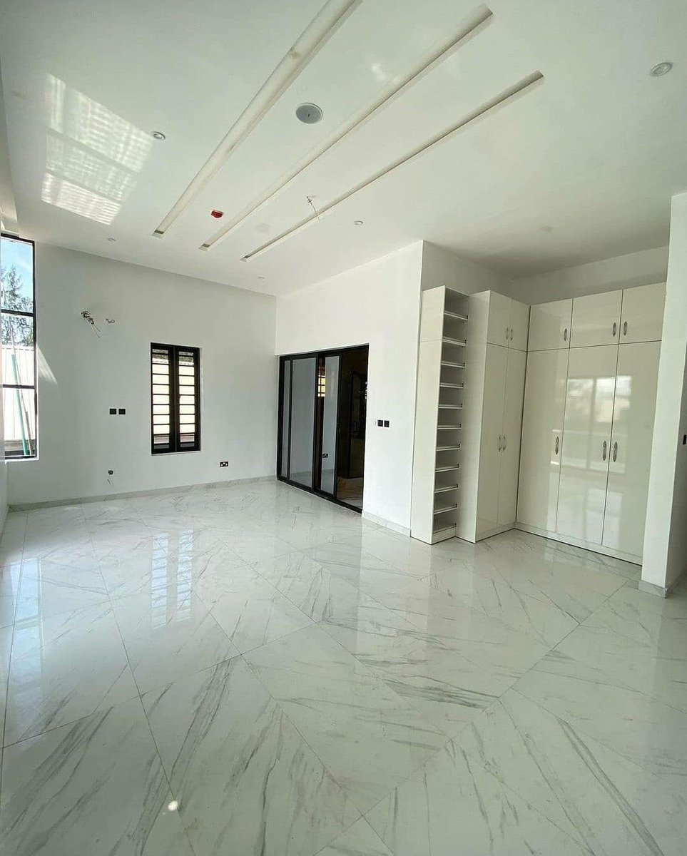Ifechi_Ezenwaji's tweet photo. Located in a secured estate is this home, fortified with security doors. There's inbuilt sound system, CCTV camera, a pool, a BQ, and more!😩🥵 These pictures don't  actually do "a quarter" justice to this splendid home! 😍

Lai Mohammed NYSC Joke Silva #ComingToCanada Kenya https://t.co/yxTSymGpMR