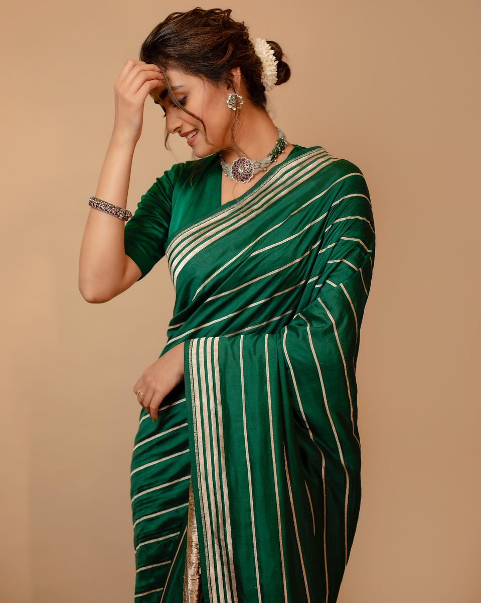 KeerthyOfficial's tweet photo. Alexa, play "Pachchai Nirame" 💚💚

#SareeLover https://t.co/GicBCS0Cv2