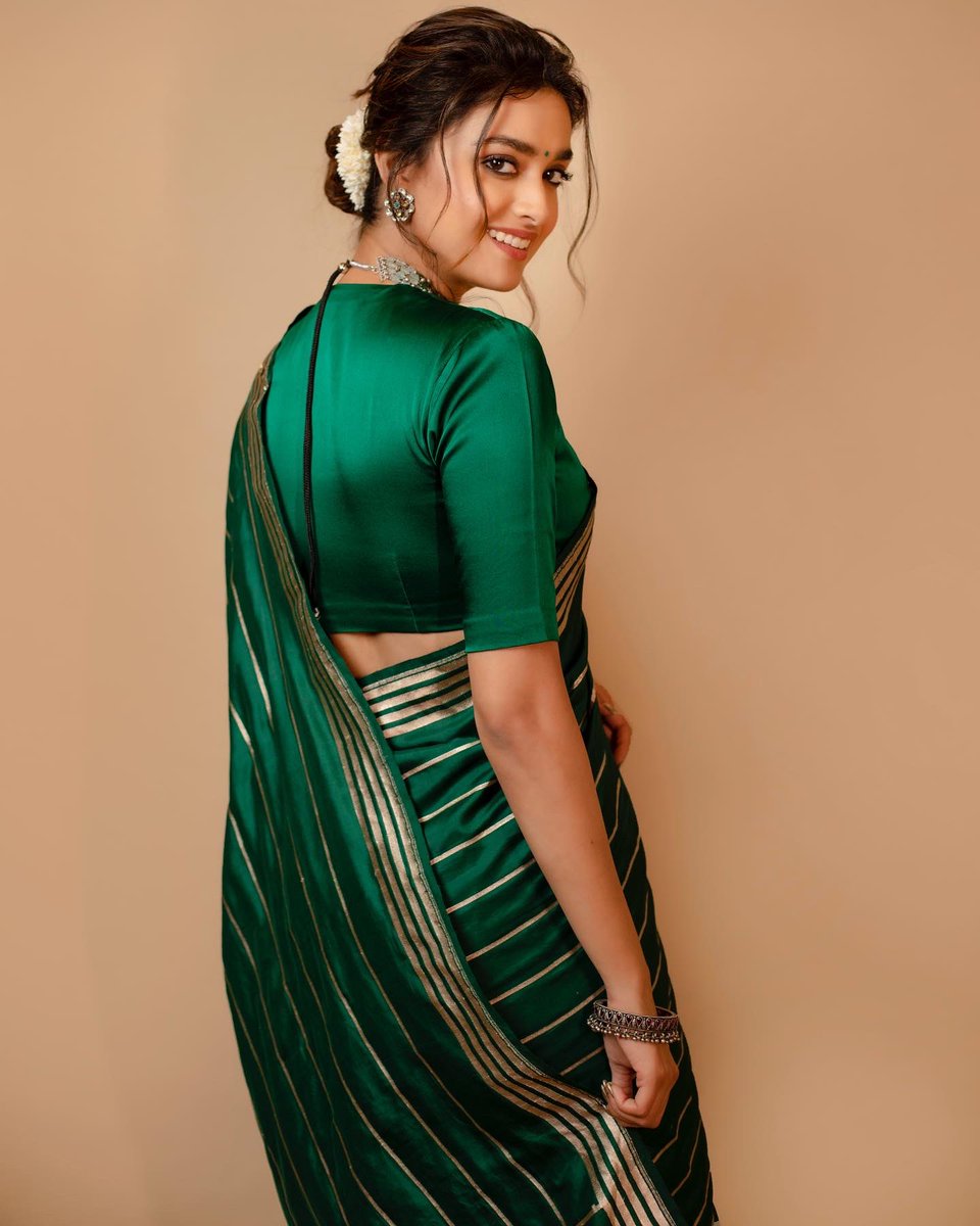 KeerthyOfficial's tweet photo. Alexa, play "Pachchai Nirame" 💚💚

#SareeLover https://t.co/GicBCS0Cv2