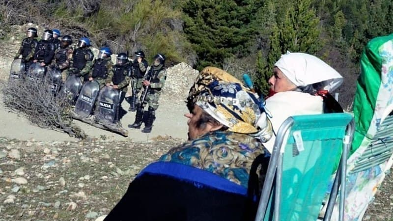 #Wallmapu | Non si ferma la guerra contro la Nazione Mapuche: domenica due "gauchos patriotas" hanno assassinato il weichafe #mapuche Elías Garay e crivellato allo stomaco Gonzalo Cabrera.

Ora basta, esigiamo giustizia per i fratelli e le sorelle mapuche!
yabastaedibese.it/2021/11/unaltr…