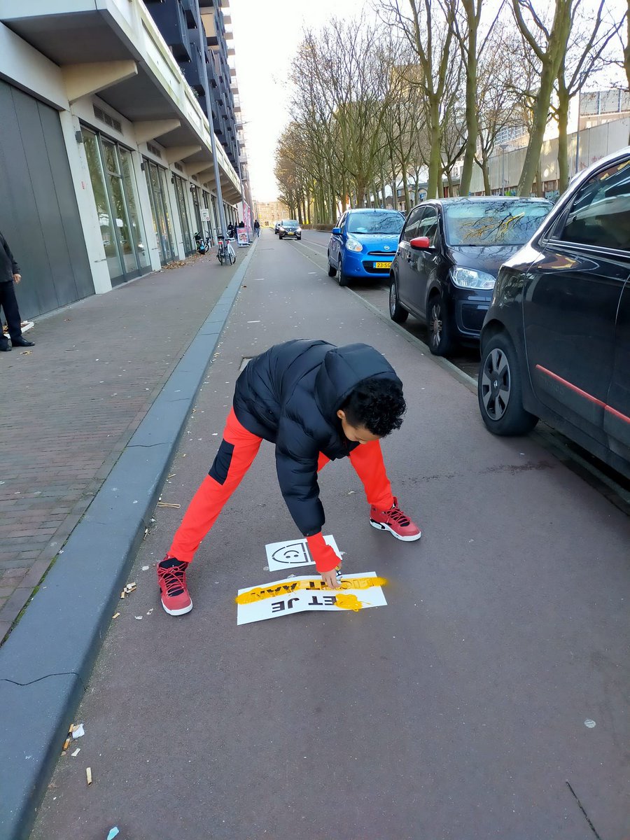 Samen met Jayce (groep 8) die een opdracht moest uitvoeren voor school hebben wij tags op de weg aangebracht om de fietsers te attenderen op het belang van zichtbaarheid in het verkeer.