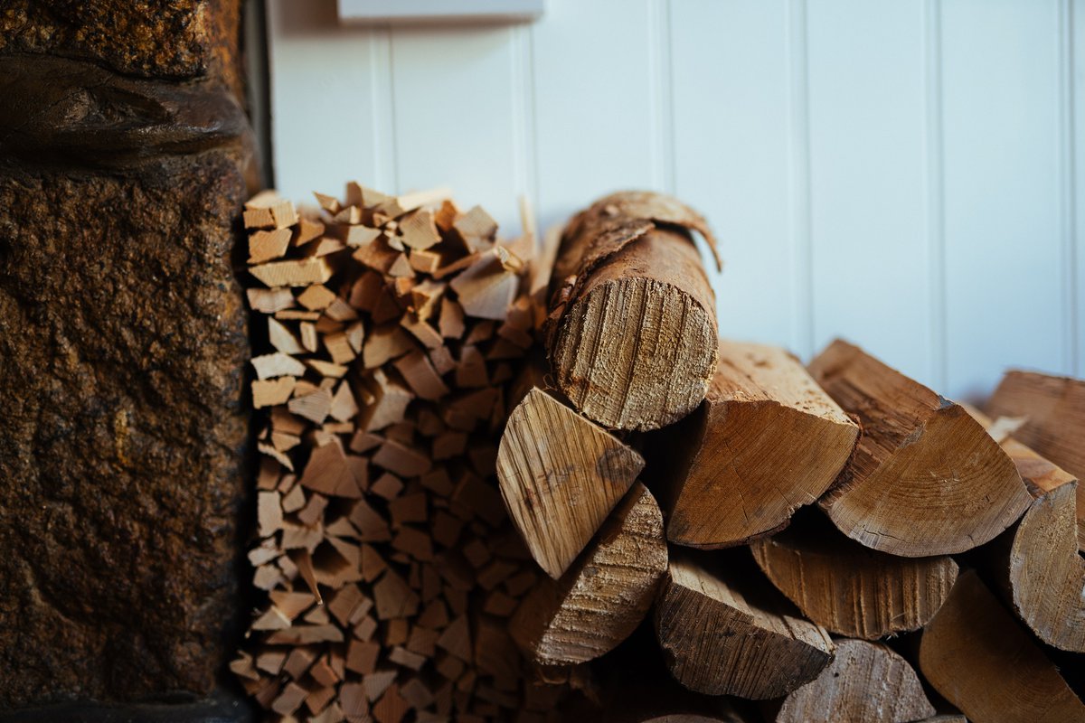TolcarneInn's tweet photo. Think we'll be needing plenty of these in the next few weeks! As usual we're closed on Mondays and Tuesdays at the moment but don't worry, the place will be nice and toasty when we reopen for lunch tomorrow...

#cosypub #pubfires #newlyn #coldsnap #winterincornwall https://t.co/LTakJaArs6