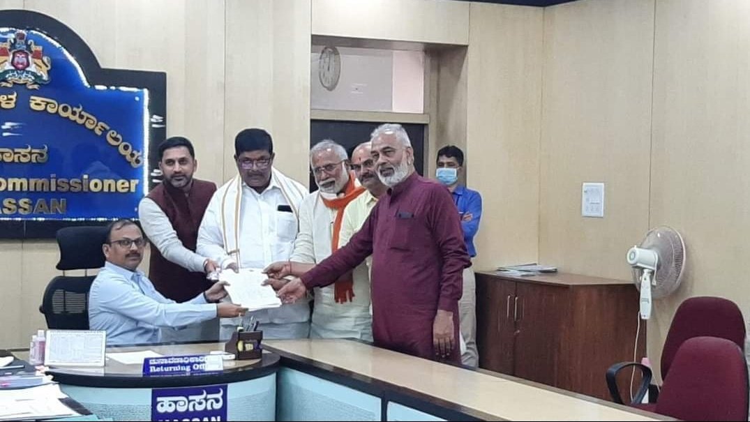 BSAdarsh_'s tweet photo. ಅಪ್ಪ ಬಿಜೆಪಿ ಅಭ್ಯರ್ಥಿ ಪರವಾಗಿ ಹಾಸನದಲ್ಲಿ ನಾಮಪತ್ರ ಸಾಲಿಸೋಕೆ ಹೋಗ್ತಾರೆ

ಮಗ ಕಾಂಗ್ರೆಸ್ ಅಭ್ಯರ್ಥಿ ಆಗಿ ಕೊಡಗಿನಲ್ಲಿ ನಾಮಪತ್ರ ಸಾಲಿಸುತ್ತಾರೆ

ಇದು ಎರೆಡು ರಾಷ್ಟ್ರೀಯ ಪಕ್ಷದ
political strategy 🤘🤘

ಆದ್ರೆ ಇದ್ರಲ್ಲಿ ಈ ಅಪ್ಪ ಮಕಳ ಲಾಜಿಕ್ನಾ ಮೆಚ್ಚುವಂತಹದೇ
Keep it up good job 👌👏👏 https://t.co/Nr65YL9xsK