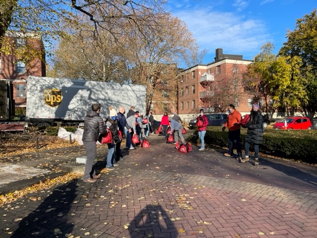 WinnCompanies's tweet photo. We joined @UnitedWayMaBay and @BHA_Boston at Mary Ellen McCormack in #SouthBoston to distribute 800 Thanksgiving meal kits for the third year in a row. Shout out to all of our volunteers and partners #ThanksgivingProject https://t.co/pZdubvpTz1