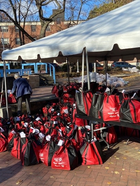 WinnCompanies's tweet photo. We joined @UnitedWayMaBay and @BHA_Boston at Mary Ellen McCormack in #SouthBoston to distribute 800 Thanksgiving meal kits for the third year in a row. Shout out to all of our volunteers and partners #ThanksgivingProject https://t.co/pZdubvpTz1